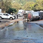 Vuelca remolque de pipa sobre la autopista en Nogales